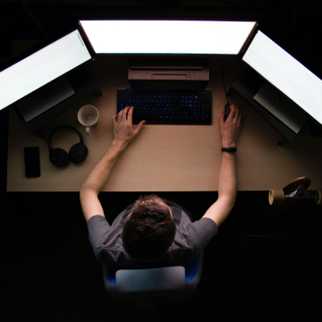 людина з монітором